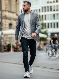 Stilvoller deutscher Mann in moderner Casual-Kleidung in einer urbanen Umgebung.
