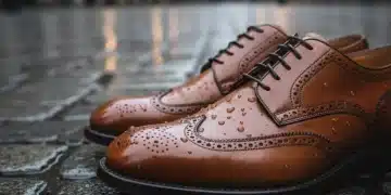 Schuhe imprägnieren: Optimaler Schutz vor Nässe & Schmutz (2025) Ein Paar imprägnierter Lederschuhe, von denen Wassertropfen abperlen, auf nassem Kopfsteinpflaster.