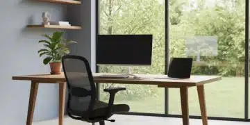 Modernes Arbeitszimmer mit ergonomischem Stuhl und viel Tageslicht