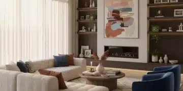 Einrichtung: Die 3 größten Fehler vermeiden Ein modern eingerichtetes Wohnzimmer, warm beleuchtet, mit gemütlichem Sofa und geschmackvollen Dekorationen, das eine fehlerfreie Raumgestaltung zeigt.