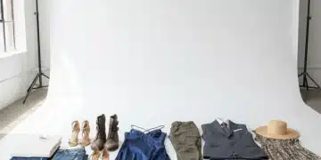 Vielfältige Schuhkollektion passend zu verschiedenen Outfits in einem Styling-Guide für 2025.