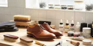 Ein Paar stilvolle, gut gepflegte Lederschuhe auf einer Werkbank mit Schuhreparaturwerkzeugen.