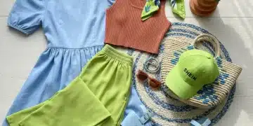 SHEIN Mode Frühjahr 2025: Eine Auswahl an Kleidungsstücken in Himmelblau, Limettengrün und Terrakotta.