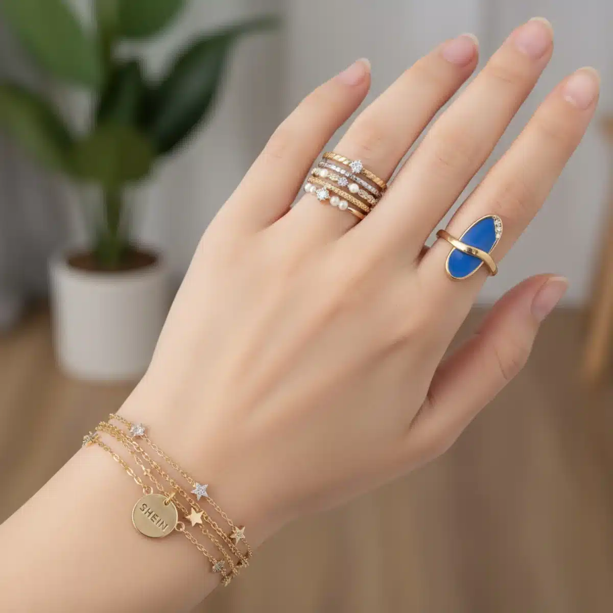 Detaillierte Nahaufnahme von Händen mit trendigen SHEIN Ringen und Armbändern.