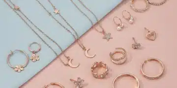 SHEIN Schmuck: Hochwertige & trendige Accessoires unter 20 Euro Vielfältige und stilvolle SHEIN Schmuckstücke, kunstvoll arrangiert auf einem weichen Hintergrund.