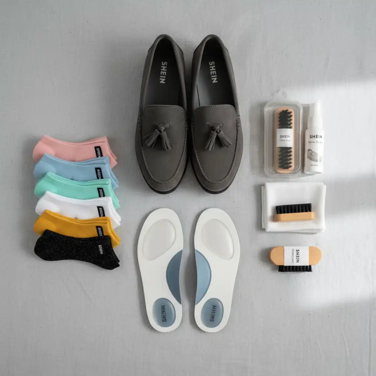 SHEIN Schuhzubehör und Pflegeprodukte, einschließlich Einlegesohlen und Reinigungskits, um einen Loafer herum angeordnet.