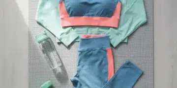SHEIN Sportbekleidung: Top Outfits für dein Heim-Workout unter 30 Euro Stylische SHEIN Sportbekleidung für Heim-Workouts unter 30 Euro, auf einer Yogamatte arrangiert.