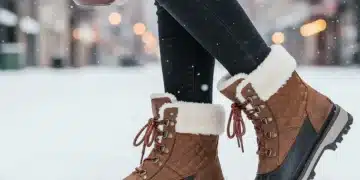 Stylische wasserdichte Winterschuhe für Damen mit Kunstfellfutter in einer verschneiten Stadtlandschaft.