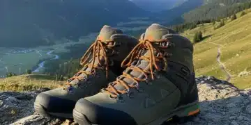 Die besten Wanderschuhe für jedes Gelände: Kaufberater 2025 Hochwertige Wanderschuhe auf einem felsigen Bergpfad mit Alpenpanorama
