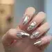Glamouröse Nägel mit einem der neuesten Nageldesign-Trends 2026, perfekt manikürt und strahlend.