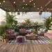 Stylische Sommerliche Outdoor-Dekoration 2026 auf einem Balkon mit Blick auf einen blühenden Garten, inklusive bequemer Möbel und stimmungsvoller Beleuchtung.