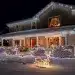 Festlich beleuchtetes Haus mit energieeffizienter Weihnachtsdekoration im Winter