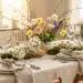 Festlich gedeckter Ostertisch 2026 mit frischen Blumen und pastellfarbenen Eiern