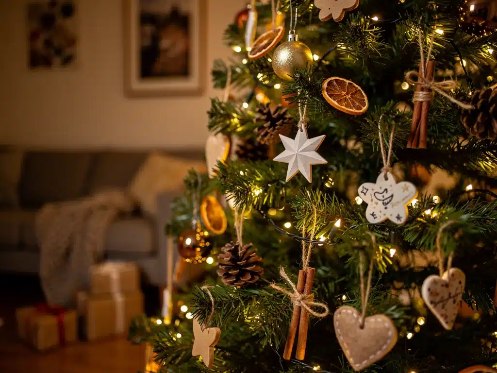 Weihnachtsbaumschmuck 2026: 7 kreative Ideen & 10€ sparen