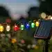Drei energieeffiziente LED-Sommerlichterketten-Modelle im Vergleich, leuchtend in einem Garten bei Dämmerung.