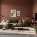 Modernes Wohnzimmer mit tiefen Erdtönen wie Terrakotta-Wänden und olivgrünen Sofas.